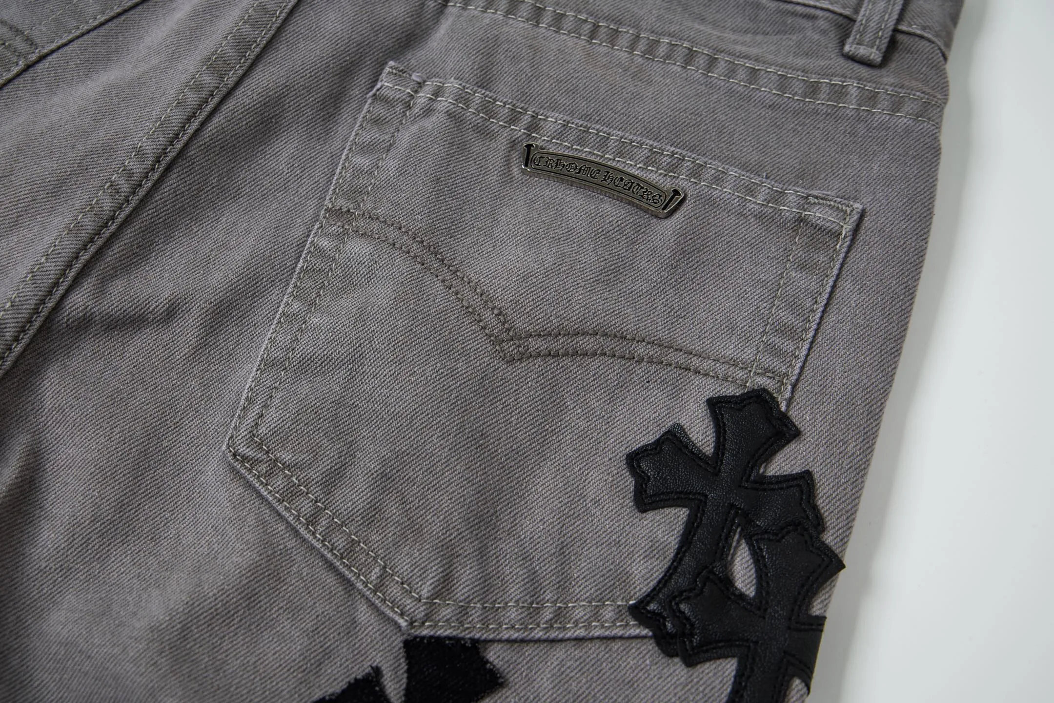 P290 Chrome Hearts Gray Cow King Jeans Multi-Leather Standard Work Jeans CH Jeans All need to be washed and then disassembled and hand-stitched with sheepskin cross leather and then spliced to complete. The whole process is too complicated to describe. About Chrome Hearts This is an extremely luxurious fashion brand that can also be called the aristocracy of the high street. It has always been an exclusive brand for some hipsters or the second generation of rich people. Compared with ordinary high streets, it is more luxurious and noble. Compared with luxury brands, it is more fashionable and individual. It has always been a brand that I have a special liking for. Style number: 1763# Color: Gray Size: 28 30 32 34 36